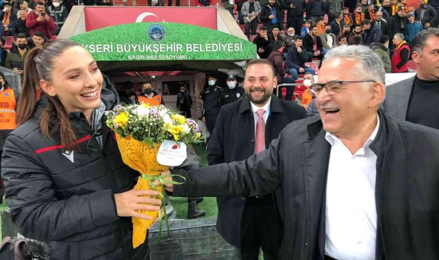 Başkan Büyükkılıç&#039;tan kadın hakeme anlamlı jest