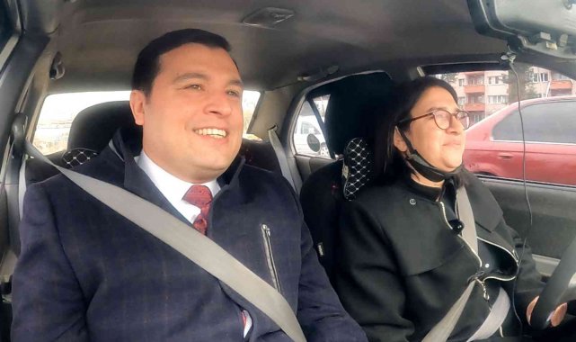 Başkan Çakın, kadın taksiciyle Uşak'ı dolaştı