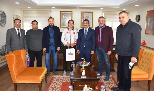 Başkan Çelik, şampiyon sporcuyu ödüllendirdi
