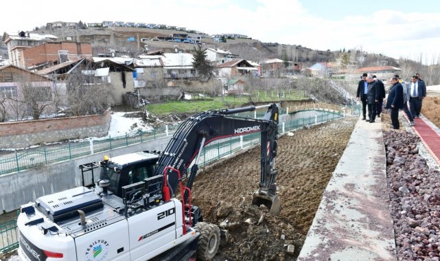 Başkan Çınar, Yeşilyurt güreş sahası çalışmalarını inceledi