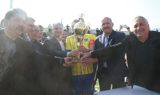 Başkan Ertürk, şampiyon Pamukörenspor'a kupasını verdi