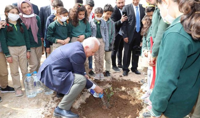 Başkan Gültak, 'Her Çocuk Bir Fidan' etkinliğinde çocuklarla birlikte fidan dikti