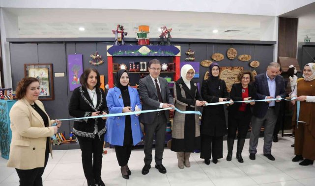 Başkan Köken, Eyüpsultanlı kadınlara çiçek dağıttı