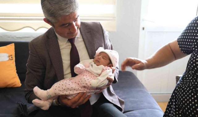 Başkan Oktay, ailelerin bebek sevincine ortak oluyor