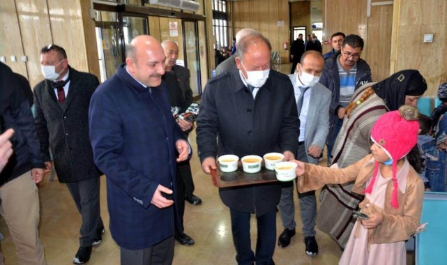 Başkan Oprukçu yolda kalan vatandaşlara çorba ikram etti