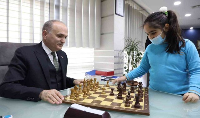 Başkan Özlü çocuklarla satranç oynadı