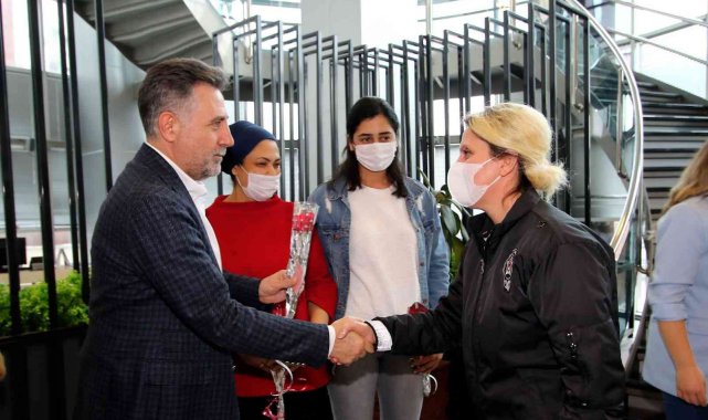 Başkan Sandal'dan kadın çalışanlara karanfil