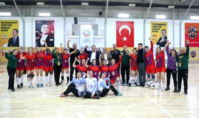 Başkan Seçer, kadın hentbol takımının galibiyet coşkusuna ortak oldu