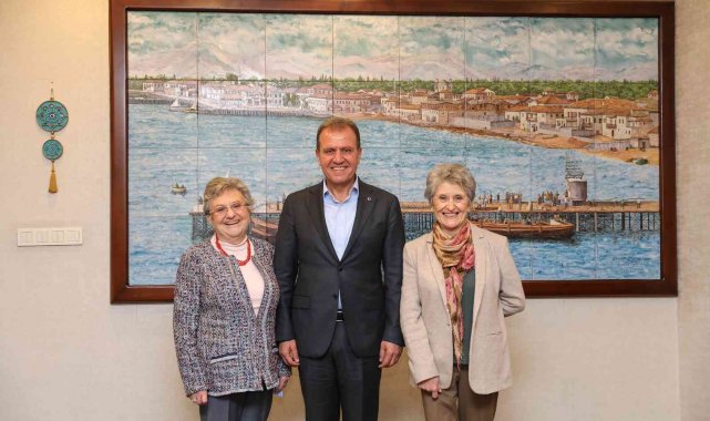 Başkan Seçer, Türkiye'nin ilk kadın il belediye başkanı Müfide İlhan'ın kızlarını ağırladı