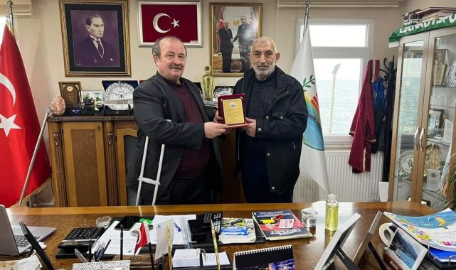 Başkan Temel'den emekli personele plaket