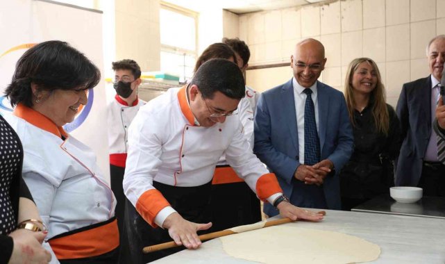 Başkan Tütüncü, gençlik buluşmasında mantı açtı