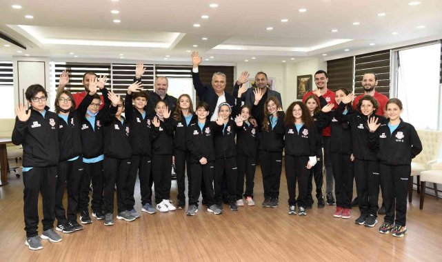 Başkan Uysal, genç yüzücülerle bir araya geldi