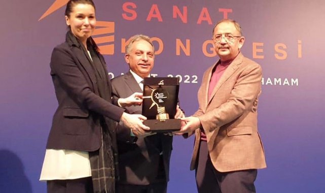 Başkan Yalçın Ankara&#039;dan ödülle döndü