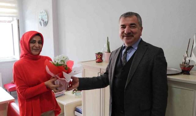 Başkandan kadın çalışanlara çiçek