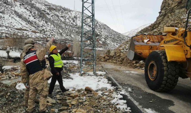 Batman'da 17 köy yolunu ulaşıma kapatan heyelan temizlendi