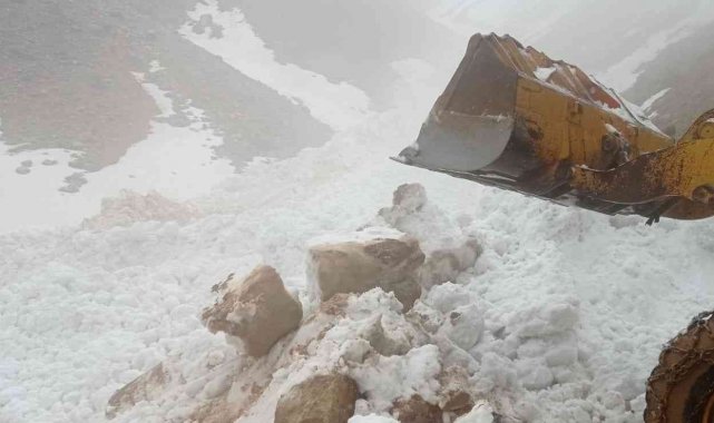 Batman'da heyelan sonucu grup köy yolu ulaşıma kapandı