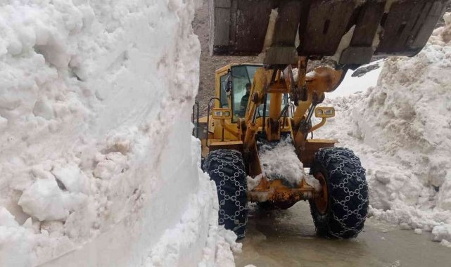 Batman'da köy yoluna çığ düştü, 14 saatlik çalışmayla yola ulaşıma açıldı