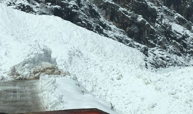 Batman&#039;da köy yoluna çığ düştü