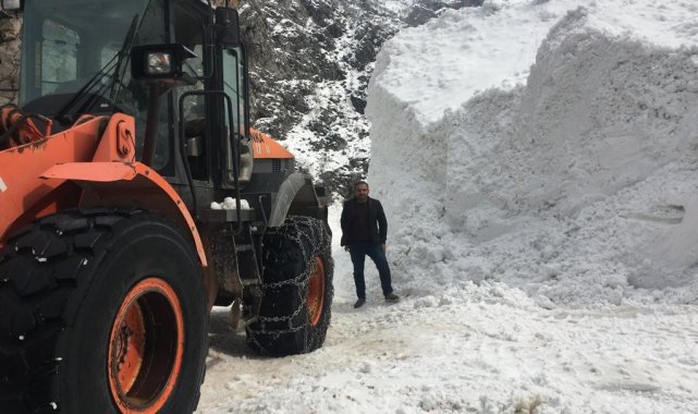 Batman&#039;da köy yoluna düşen çığ, 12 saatlik çalışmayla temizlendi