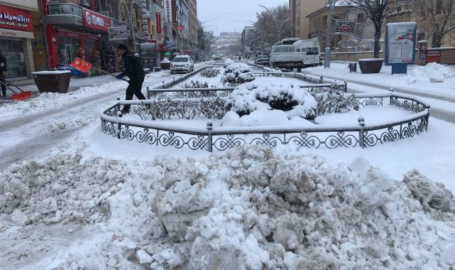 Bayburt güne kar yağışıyla uyandı