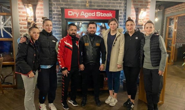 Baytar Steakhouse 8 Mart&#039;ta kadınları unutmadı