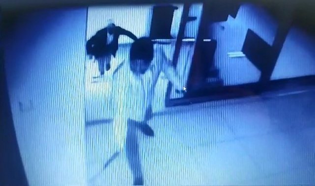 Belediye başkanına silahlı saldırıda bulunan şahsın belediye binasına girme anı güvenlik kamerasında