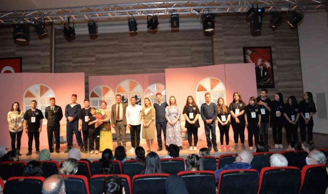 Belediye Tiyatrosu ilk oyununu sergiledi