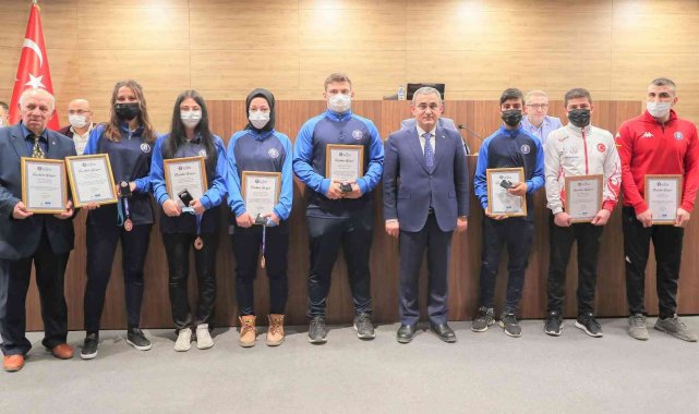 Belediyeden başarılı sporculara ödül