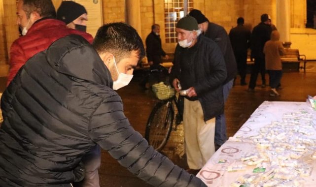 Berat Gecesinde vatandaşlara ikram