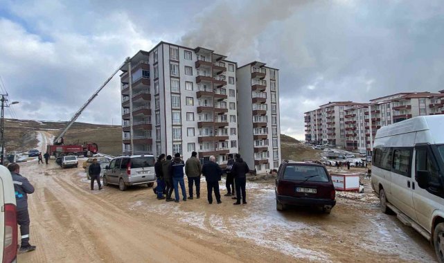 Besni'de çatı yangını paniğe neden oldu