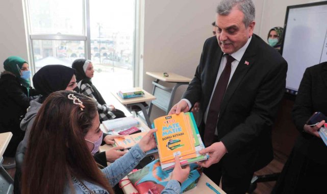 Beyazgül genç öğrencilerle bir araya geldi