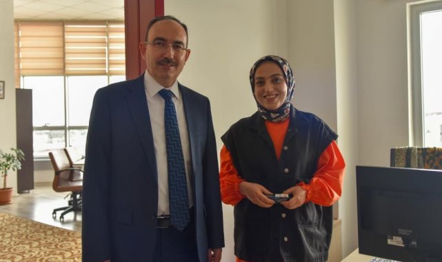 Beydemir, üniversitede görev yapan kadın personellerin Kadınlar Günü&#039;nü kutladı