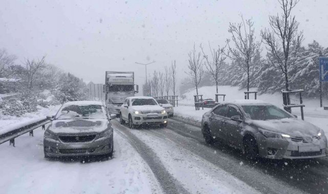 Beykoz'da yoğun kar yağışıyla araçlar yolda kaldı, sürücüler zor anlar yaşadı