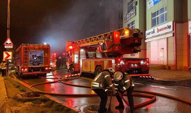 Beylikdüzü'nde bir çelik kapı imalathanesinde yangın çıktı