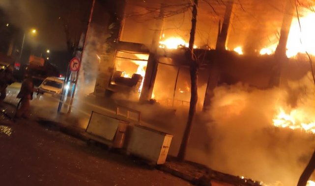 Beylikdüzü'nde ikinci el eşya satan iş yeri alev alev yandı