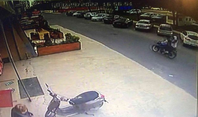 Beylikdüzü'nde motosikletli saldırganlar bir iş yerine silahla ateş ederek kaçtı, o anlar kameralara anbean yansıdı