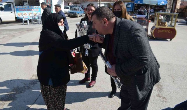 Beylikova&#039;da kadınlara karanfil hediye edildi