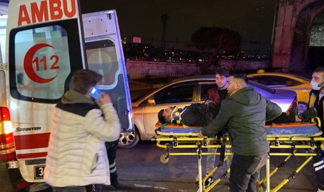 Beyoğlu&#039;nda trafik levhasına çarpan pikap takla attı: 3 yaralı