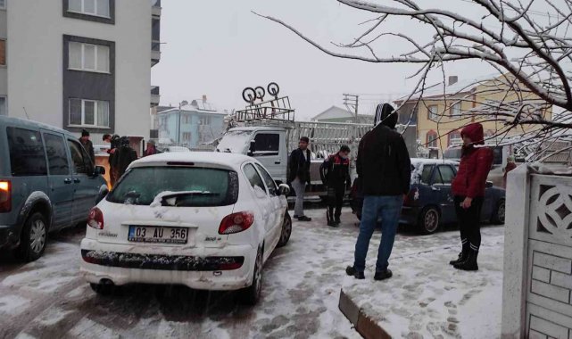Bıçakla polisleri tehdit eden şahıs tutuklandı