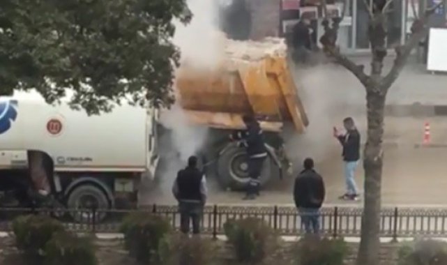 Bilecik'te aracının lastiği tutuşan sürücü alevleri söndürmek için büfeden su taşıdı