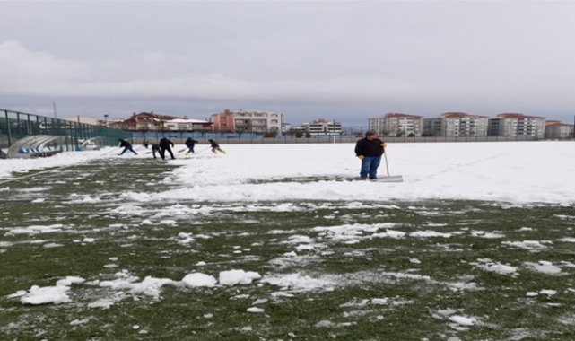 Bilecik&#039;te futbol müsabakalarına kar engeli