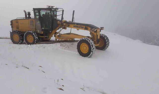 Bilecik'te kardan kapanan köy yollarını açma çalışmaları sürüyor