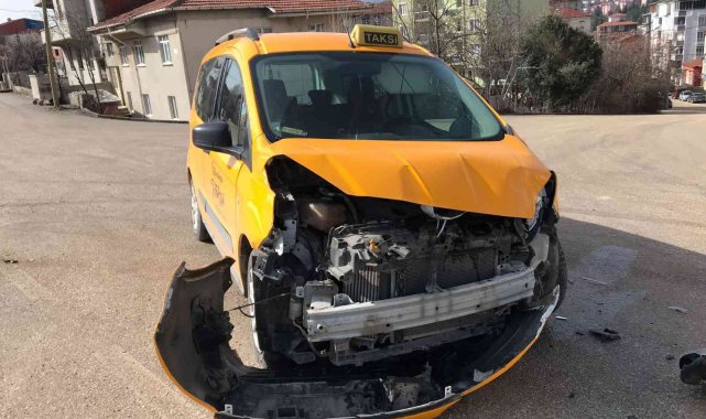 Bilecik'te ticari taksi ile otomobil çarpıştı 1 kişi yaralandı