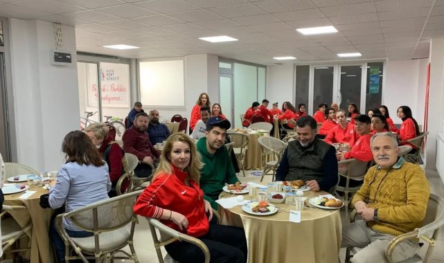 Bilecikspor kadın futbol takımı oyuncuları kahvaltıda moral depoladı
