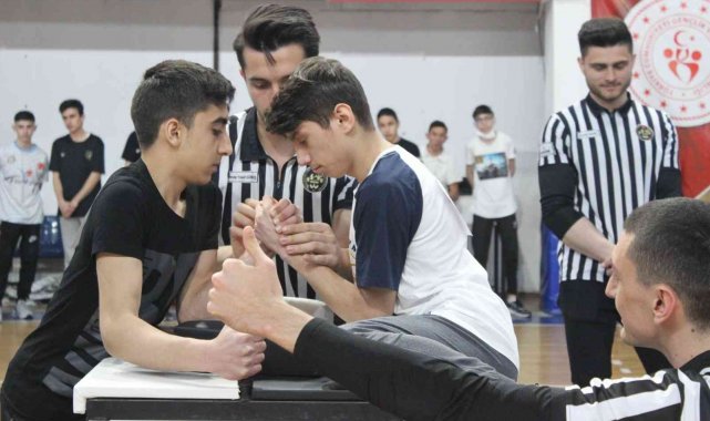Bilek güreşi grup müsabakaları Düzce&#039;de başladı