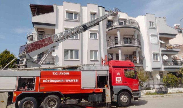 Binanın çatı katında çıkan yangın korkuttu