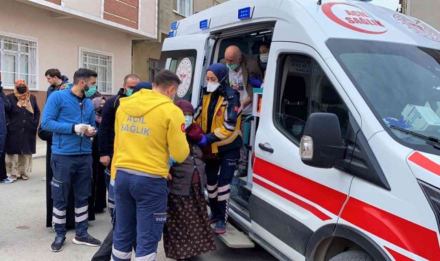 Binanın çatısı alevlere teslim oldu, 3 kişi dumandan etkilendi