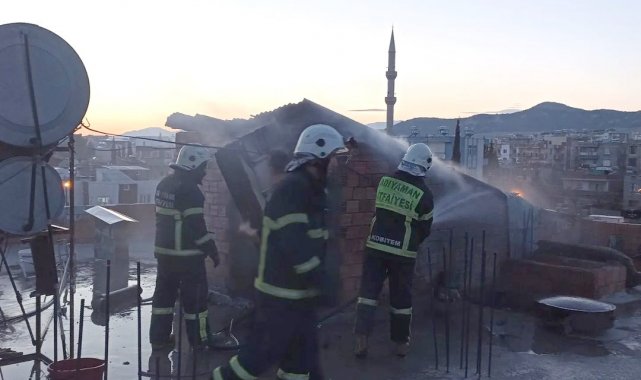 Binanın çatısında çıkan yangın korkuttu