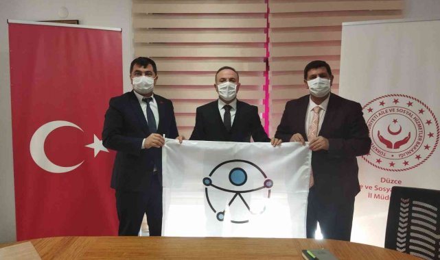 Binaya erişilebilir logolu bayrak çekildi