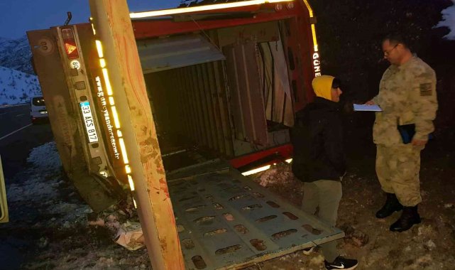 Bingöl-Diyarbakır karayolunda kamyon devrildi